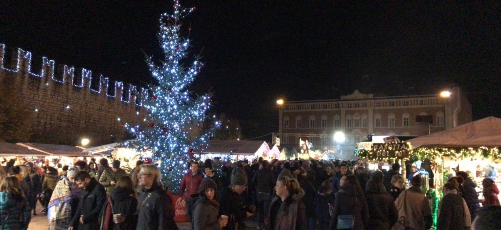 Mercatini di Natale, un week end già da record: Un'atmosfera magica, tantissimi pullman e alberghi sold out''